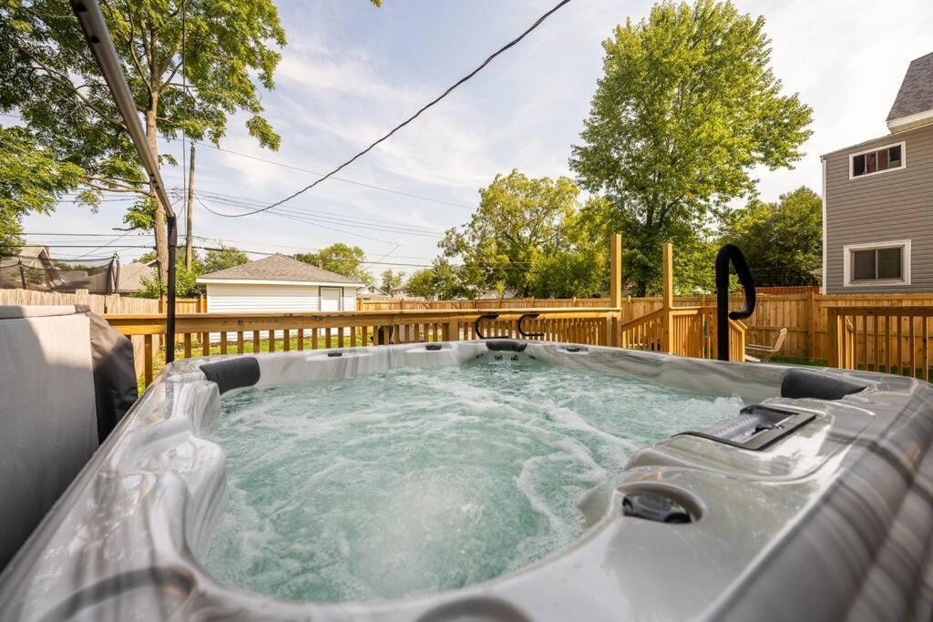 Fun For Everyone W Hot Tub Bbq Patio Villa Indianapolis Esterno foto